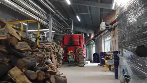 暖气季节的开始烧木柴的锅炉房准备好了，可以用固体燃料取暖. — 图库视频影像