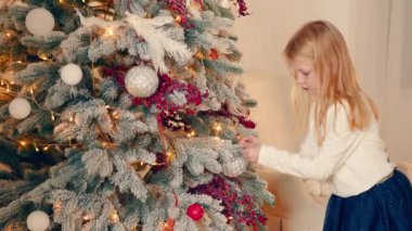 Küçük kız Noel ağacını oyuncaklarla süslüyor. Oyuncak düşer. Düşmüş bir oyuncağın üstündeki kızın duyguları..