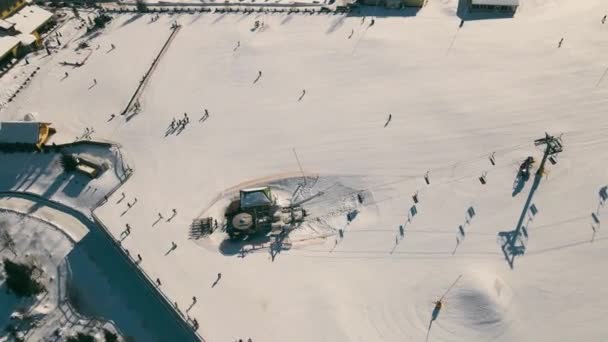 Luftaufnahme von oben über dem Skigebiet im Winter. Skipisten und Lifte. Die Leute fahren Ski. Aktive Erholung im Winter.