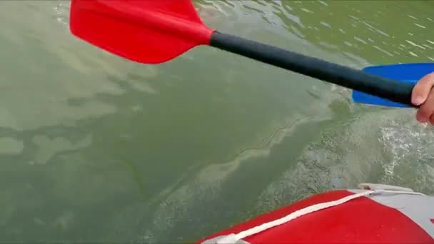 Riposo attivo su una barca. Rafting su un fiume di montagna rafting. Atleta vogando con un remo da vicino — Video Stock