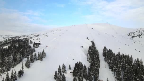 Skigebiet aus der Luft im Hochland. Eröffnung der Skisaison. Skipisten ohne Menschen und Lifte funktionieren nicht. — Stockvideo
