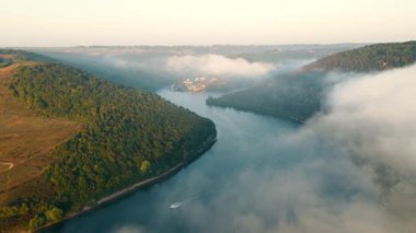 Nehrin üzerindeki bulutların üzerinde sabah ve gün doğumu. Bulutlar arasında kanyon üzerinde uçmak.