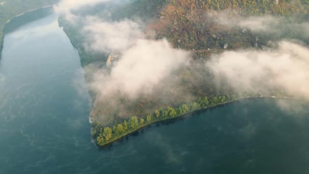 Paysage estival du matin. Vue aérienne d'une hauteur du paysage du lever du soleil sur la rivière. Brouillard sur la rivière et soleil orange illuminant le brouillard. Détente et méditation. — Video