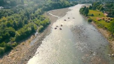 Rafting için dağ nehrinde rafting yapan bir sürü tekne. Kayalıklar ve hızlı su, dağlık bir nehirde bir tekne için engel teşkil eder..