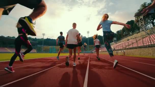 우크라 이나 Lviv 5.10.2021 한 그룹의 선수들 이 러닝 머신에서 달리는 동안 따뜻하게 준비 한다. 포크를 가지고 놀기. 운동 선수들은 몸을 따뜻하게 하고 달릴 준비를 한다. — 비디오