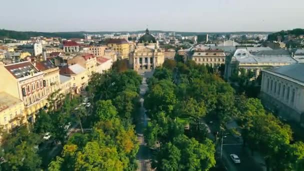 Ukraine Lviv 05.10.2021 La partie centrale de la vieille ville européenne de Lviv se trouve en Ukraine. Survol du parc et des maisons. Vieille ville au lever du soleil. — Video