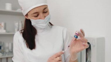 Doktor ilacı insülin şırıngasıyla alıyor. Aşı için hazırlama