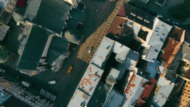 空中トップ車が行く家や通りの屋根の上からの眺め。街の頂上からの眺め. — ストック動画