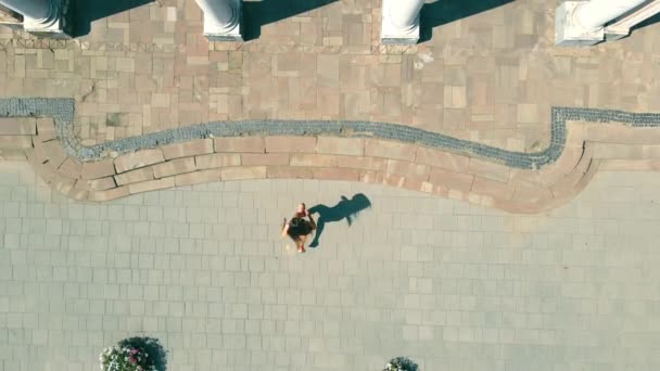 Вид сверху с воздуха Женщина бегает в парке. Активный образ жизни. Бег и спорт — стоковое видео