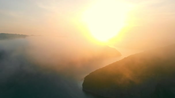 Morgonens sommarlandskap. Flygfoto från en höjd av soluppgången landskapet över floden. Dimma över floden och orange sol lyser upp dimman. Avkoppling och meditation. — Stockvideo