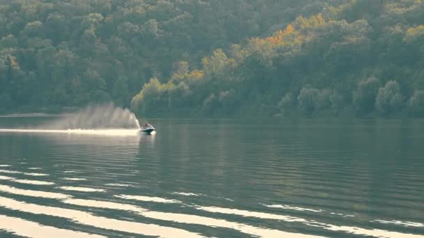 한 남자 가강에 떠 있는 스쿠터 를 타고 서서히 달리고 있다. 관광객들을 위한 저녁 식사와 오락. — 비디오