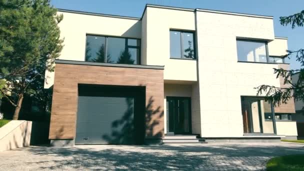 Exterior moderno da casa. casa com seu próprio território e grandes janelas panorâmicas. Uma pequena casa suburbana em estilo moderno. — Vídeo de Stock