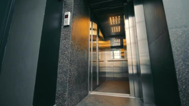 엘리베이터 문이 열려 있다. 엘리베이터 문이 열렸다 닫혔다 합니다. 사람 이 없는 공허 한 여름. — 비디오