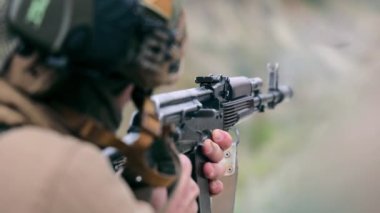 Ordu makineli tüfekle yakın mesafeden ateş ediyor. Amerikan birliklerinden bir savaşçı dikkatlice düşmana nişan alır ve makineli tüfeği ateşler. Makineli tüfekle vurulmuş..