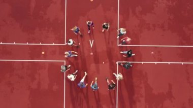 Ukrayna Lviv 12.10.2021 Aerial view Bir grup sporcu bir takım olarak stadyumda toplanıyor. Sporcular ellerini birbirlerinin üzerine koyup kaldırıyorlar. Takım selamları.