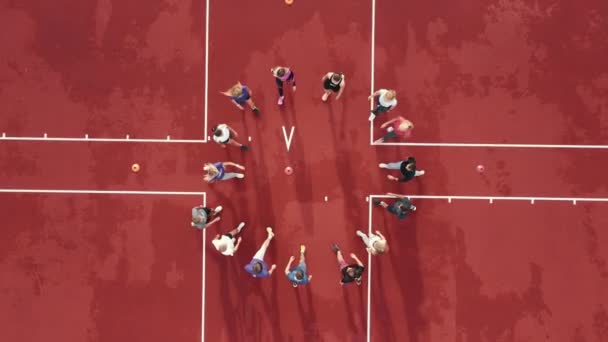 Oekraïne Lviv 12.10.2021 Luchtfoto Een groep atleten verzamelen zich in het stadion als een team. Atleten leggen hun handen op elkaar en tillen ze op. Groeten aan het team — Stockvideo