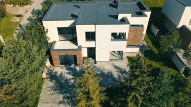 Evin modern dış cephesi. Kendi bölgesi ve geniş panoramik pencereleri olan bir ev. Modern tarzda küçük bir banliyö evi..