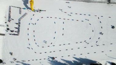 Kışın kayak sporlarında hava manzarası. Kayakçılar maratonun mesafesini aşıyorlar. Kış sporları yarışmaları.