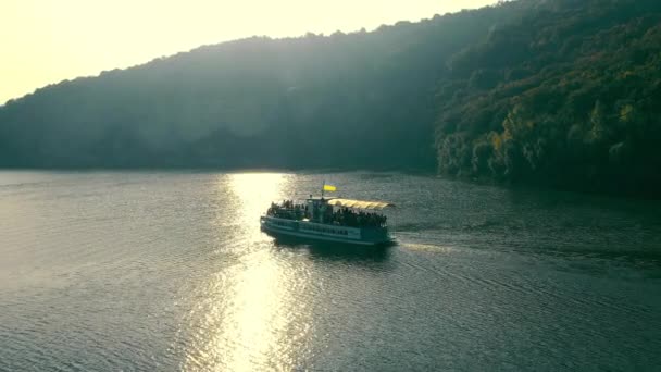 Vista aérea navio turístico vapor que partiu em uma viagem através do cânion de um grande rio. Caminhe ou viaje em um grupo turístico de pessoas a vapor. Um veículo para transportar um passageiro num rio. — Vídeo de Stock