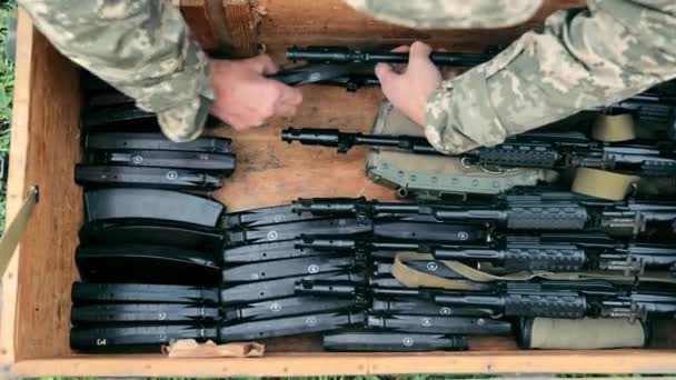 Militären lägger ammunition i en låda. Sortera ammunition och skicka vapen i en trälåda. Militär ammunition. — Stockvideo