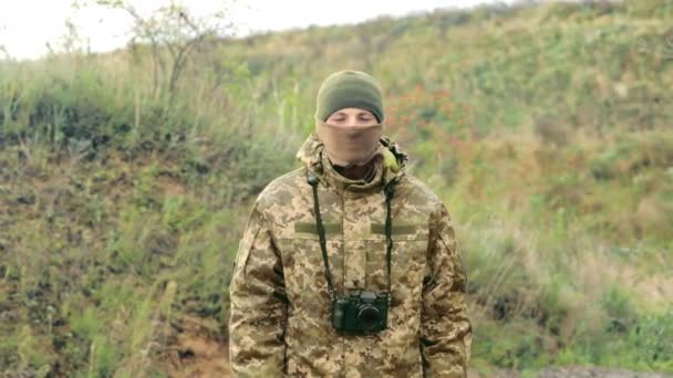 Portrait d'un photographe militaire avec un appareil photo en uniforme militaire. — Video