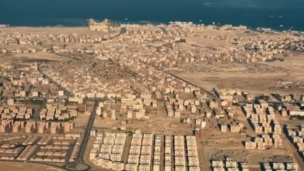 Aerial View of the city of Hurghada from the window of the plane. Houses and settlements of Egypt. — Stock Video