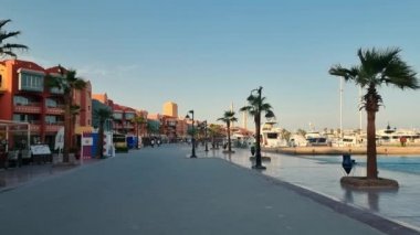 Mısır Hurghada 10.11.2021 Şehir merkezi ve limanı. Mısır 'daki Hurghada rıhtımında bir yürüyüş.