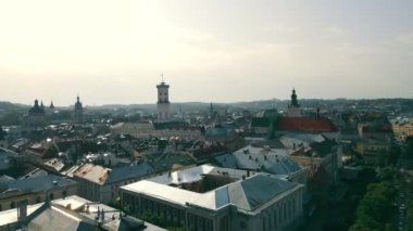 Kuş bakışı bakışıyla eski bir Avrupa şehri. Ukrayna 'daki Lviv şehri, şehrin merkezi bölümü ve belediye binası manzarası.