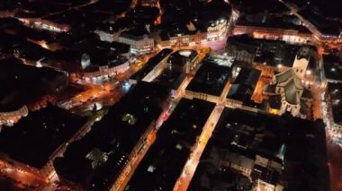 Geceleri Avrupa 'nın pitoresk şehrinin üzerinde uçuyor. Gece şehrinde renkli ışıklar ve araba trafiğiyle parlayan sokaklar. Ukrayna 'nın güzel şehri Lviv.