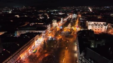 Avrupa 'da gece büyük şehir. Farklı renklerde parlayan sokaklarda uçmak. Geceleri küçük bir kasabanın bulvarında. Gece hava fotoğrafçılığı. Ukrayna 'nın Lviv kenti.
