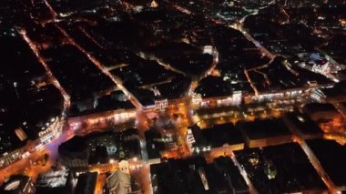 Gece büyük bir şehrin üzerinde uçmak. Gece sokakları ve otoyollar sarı ve kırmızıyla aydınlatılır. Arabalar gece caddelerinde hareket ediyor. Ukrayna 'nın büyük gece şehri Lviv' in Panoraması