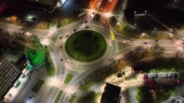 Ουκρανία. Λβιβ. 18.11.2021 Αεροφωτογραφία Δείτε την κίνηση των αυτοκινήτων τη νύχτα που κινούνται στον κυκλικό κόμβο. Μεταφορά στην πόλη. Βαρεία κυκλοφορία των αυτοκινήτων που διασχίζουν τον κυκλικό κόμβο. — Αρχείο Βίντεο