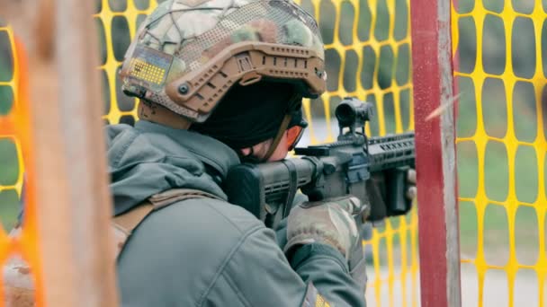 Military shoots with a machine gun close up. A fighter of the American troops carefully aims at the enemy and pulls the trigger of the machine gun. Shot from a machine gun. — Stock Video