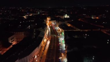 Gece şehrinin sokakları. Büyük şehrin gece hayatı işte. Gece caddelerinde giden araba trafiği. Gece vakti hava trafiği ve insanların olduğu bir cadde.