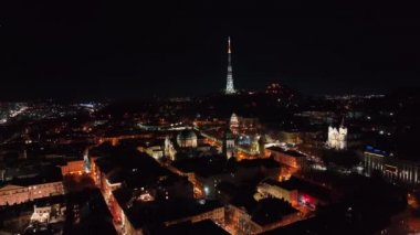 Yükseklerden gece kenti manzarası. Büyük bir Avrupa şehrinin caddelerini ve yollarını aydınlatan gece ışıkları. Ukrayna 'daki Lviv şehrinin üzerinden gece uçuşu. Şehirde gece araba trafiği
