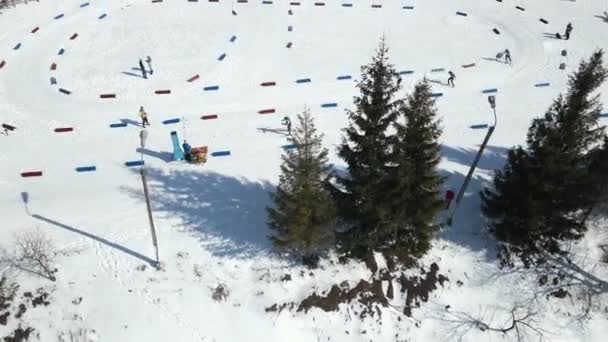 Top view of an athlete who runs a distance on skis and finishes. Winter sports entertainment in the mountains. — Stock Video