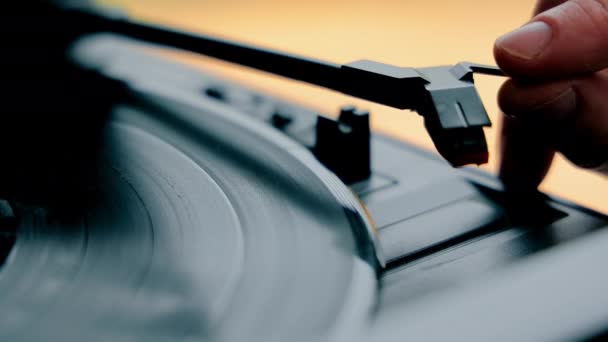 Grammofon med vinylskiva. Han stänger av en gammal skiva som snurrar på en grammofon.. — Stockvideo