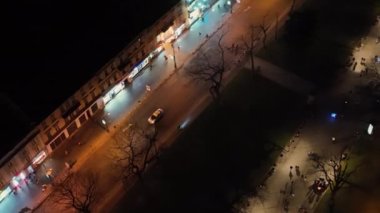 Hava görüntüsü. Bir polis arabası. Gece boyunca boş şehir sokaklarında hareket ediyor. Geceleri sokaklarda devriye geziyorum..
