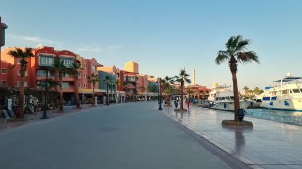 埃及，Hurghada - 2021年2月10日，市中心和港口附近的海滨。走在街上的人. — 图库视频影像