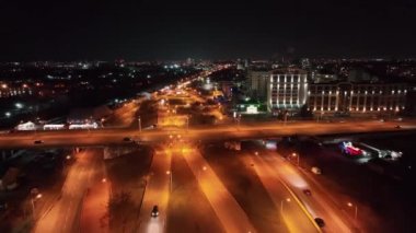 Geceleri şehirde otoban. Gece şehir manzarası araba kavşağı. Gece caddelerinde ve yollarda hareket eden araba trafiği.