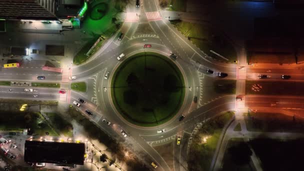 Vista aerea Top del traffico automobilistico a rotonda corsia. Zoom aereo drone in uscita. Concetto urbano o astratto di innovazione avanzata, tecnologia finanziaria, energia — Video Stock