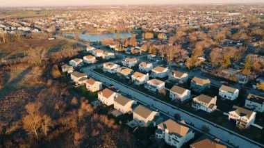 Mandela üzerinde uçuş - Birleşik Devletler 'de, Lake County, Illinois' de bir köy. Sabah güneşi evleri aydınlatıyordu. Chicago yakınlarında küçük bir köy.