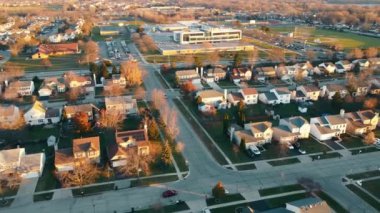 Amerika 'daki bir Illinois köyündeki evlerin üzerinden hava uçuşu. - Evet. Kuzey Amerika 'da harika bir yerleşim yeri. Gün batımında evleri ve sokakları görmek.