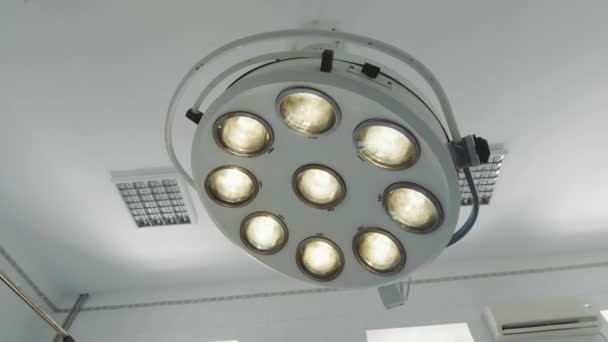 Beleuchtung im Operationssaal. Moderne Beleuchtungsgeräte für den Betrieb — Stockvideo