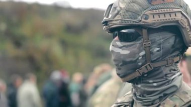 Asker yüzünü maskeyle gizliyor. Birleşik Devletler Ordusu 'nun askeri. Maskeli ve gözlüklü bir adam yüzünü gizler..