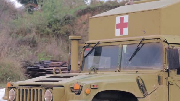 Στρατιωτικό ασθενοφόρο. Ειδικό όχημα για ασθενοφόρο σε στρατιωτικές συνθήκες. — Αρχείο Βίντεο
