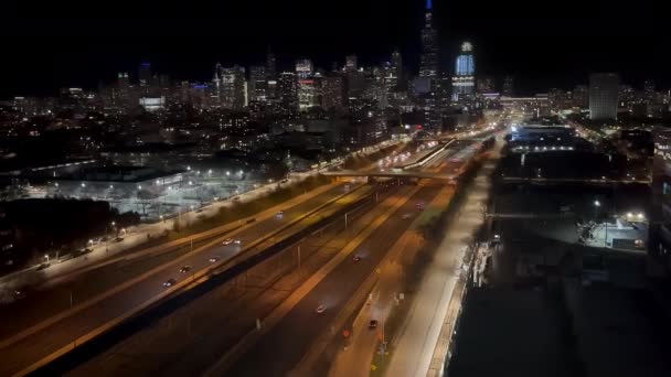 Pohled oknem na město Chicago v noci. Noční provoz aut na dálnici a světlomety aut, které vyhlížejí z okna. — Stock video