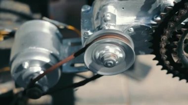 Ev yapımı el yapımı, el yapımı makara kullanarak tork iletimi yapan bir motor..