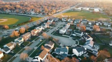 Amerika 'nın banliyösünün, sokağın havadan çekilmiş görüntüsü. Amerikan banliyölerinin insansız hava aracı görüntüsü