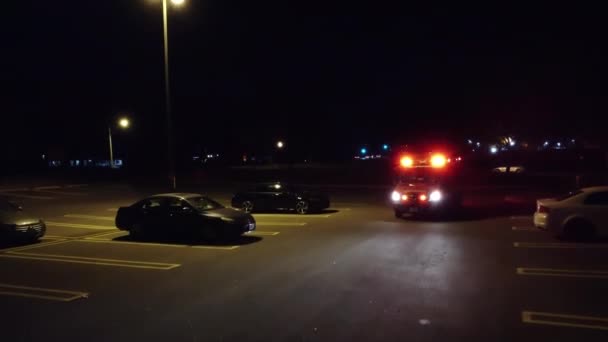Geceleri Chicago sokaklarında dolaşan bir ambulans. Ambulans kurtarmaya gidiyor. Kırmızı ve mavi yakınlığı olan ambulans. — Stok video